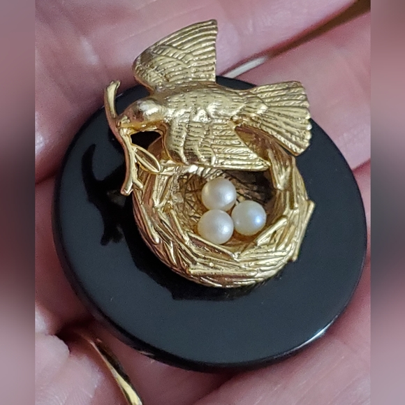 Vintage Jewelry - Vintage STUNNING Bird nest pearls enamel brooch pin gold